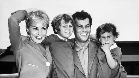Janet Leigh, Kelly Curtis, Tony Curtis y Jamie Lee Curtis en 1961 Janet Leigh, Kelly Curtis, Tony Curtis y Jamie Lee Curtis en 1961