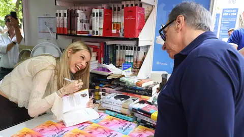 Alejandra Rubio y Alejandro Rubio en la Feria del Libro de Madrid Alejandra Rubio y Alejandro Rubio en la Feria del Libro de Madrid