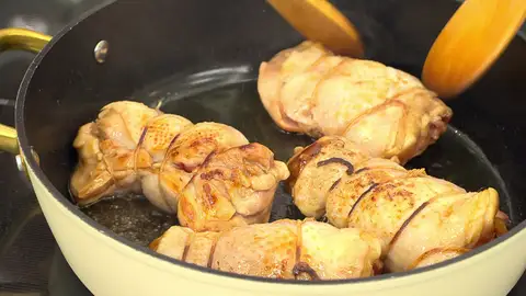 Incorpora los muslos de pollo y fríelos Incorpora los muslos de pollo y fríelos