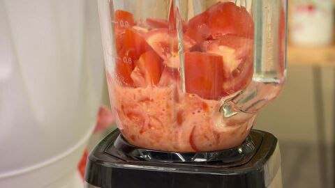 Retira los rabitos de los tomates, trocéalos y ponlos en el vaso de la batidora