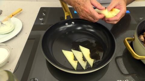 Retira las pepitas del melón, pélalo, córtalo en láminas finas y saltéalo