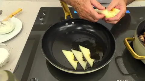 Retira las pepitas del melón, pélalo, córtalo en láminas finas y saltéalo Retira las pepitas del melón, pélalo, córtalo en láminas finas y saltéalo
