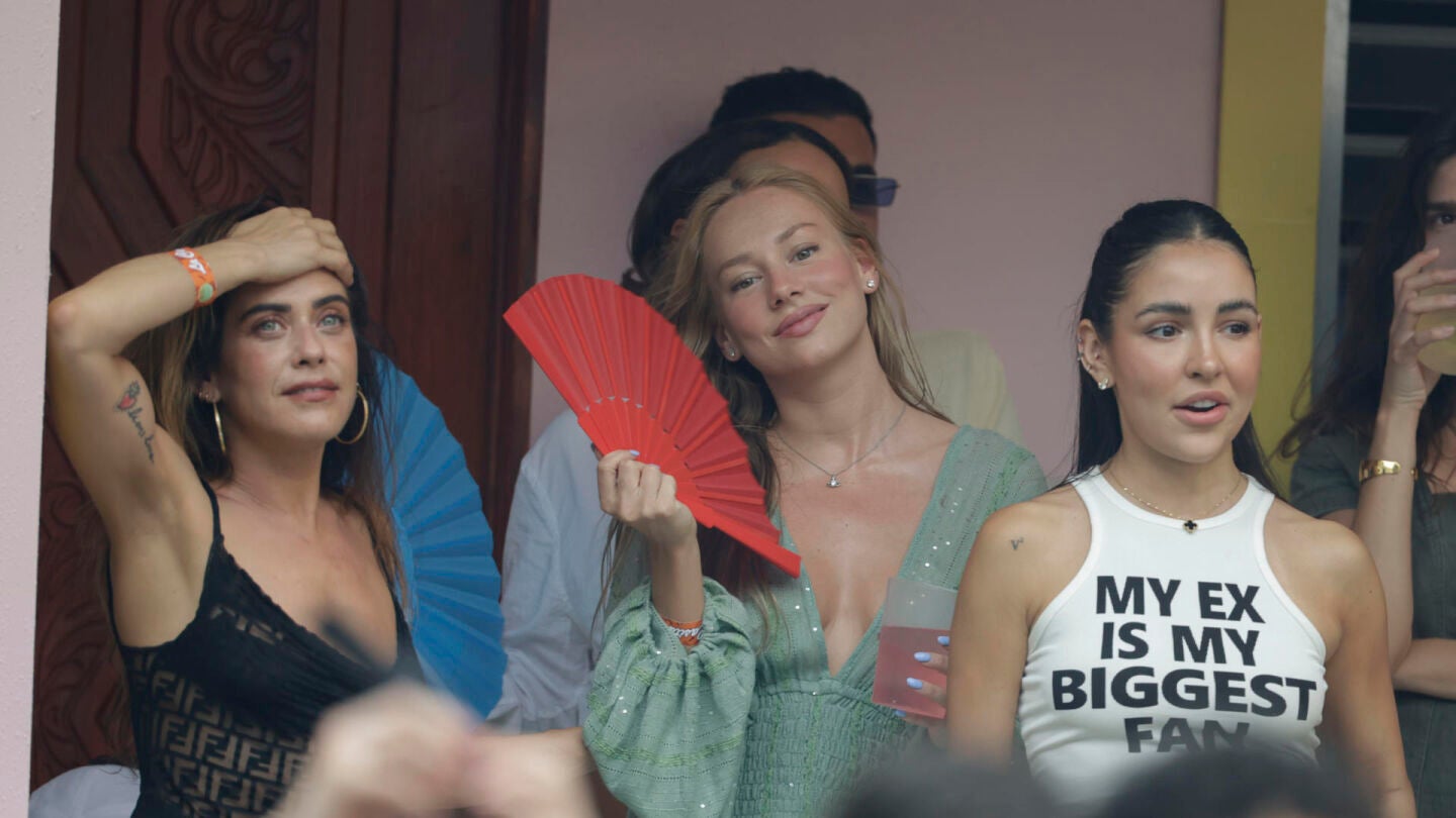 Mar&iacute;a Le&oacute;n y Esther Exp&oacute;sito en la casita de Bad Bunny