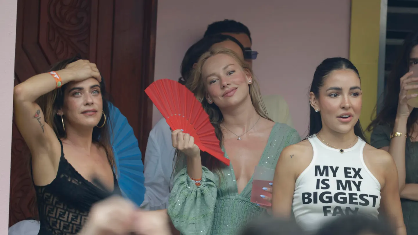María León y Esther Expósito en la casita de Bad Bunny María León y Esther Expósito en la casita de Bad Bunny