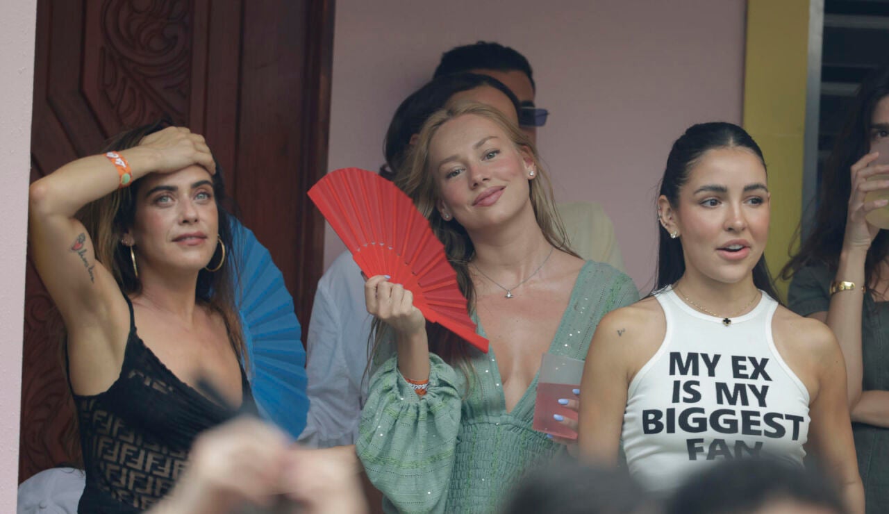 Mar&iacute;a Le&oacute;n y Esther Exp&oacute;sito en la casita de Bad Bunny