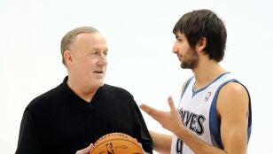 Rick Adelman junto a Ricky Rubio en 2011
