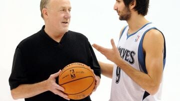 Rick Adelman junto a Ricky Rubio en 2011