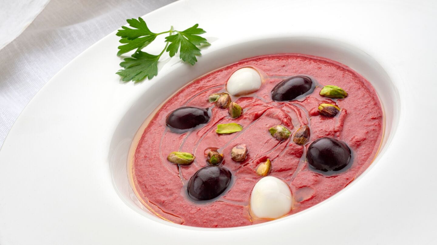 Salmorejo de remolacha y cerezas, de Argui&ntilde;ano: "Con un punto de sabor y color interesante"