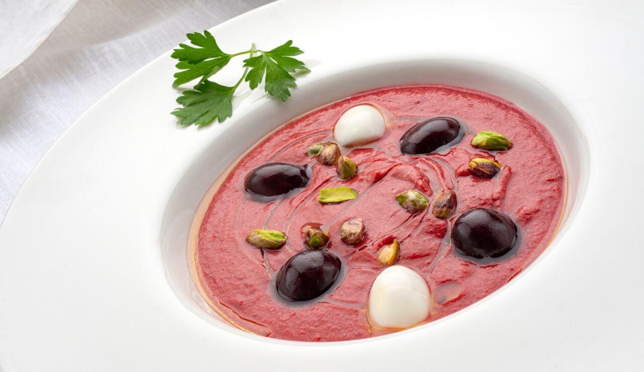 Salmorejo de remolacha y cerezas, de Argui&ntilde;ano: "Con un punto de sabor y color interesante"