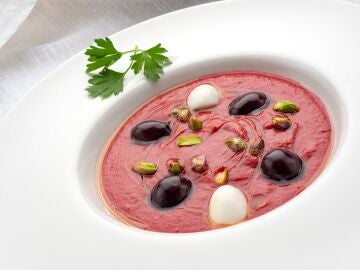 Salmorejo de remolacha y cerezas, de Argui&ntilde;ano: "Con un punto de sabor y color interesante"