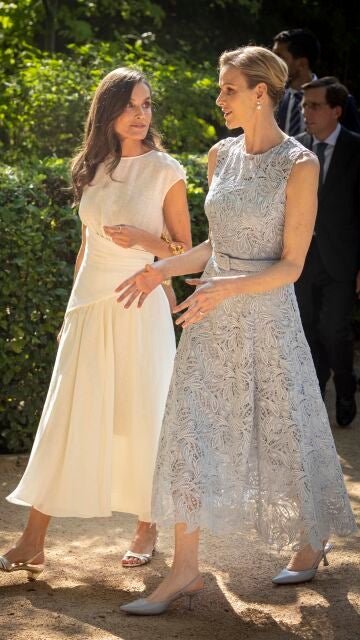  Charlène de Mónaco con la reina Letizia en el Real Jardín Botánico de Madrid
