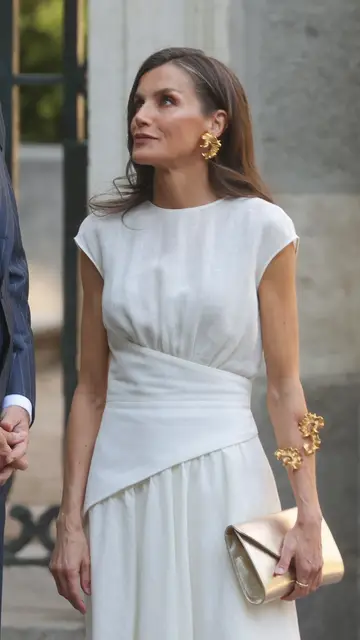 Reina Letizia con su vestido de lino blanco de la marca italiana Mantú Reina Letizia con su vestido de lino blanco de la marca italiana Mantú