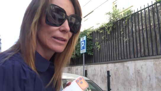 Mar Flores atendiendo a la prensa