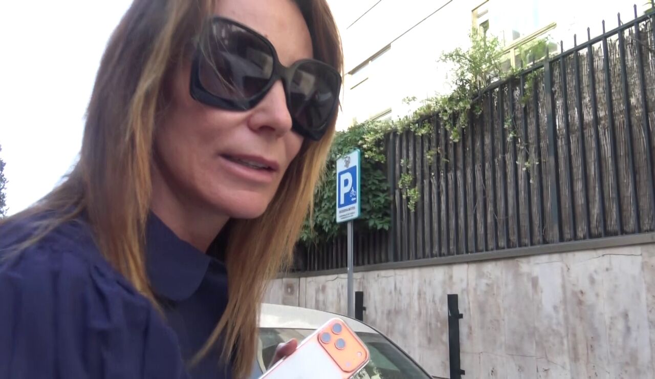 Mar Flores atendiendo a la prensa