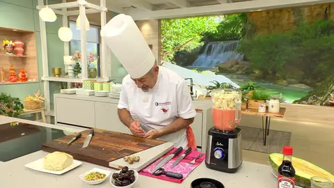 Incorpora la remolacha y la miga de pan, troceadas Incorpora la remolacha y la miga de pan, troceadas