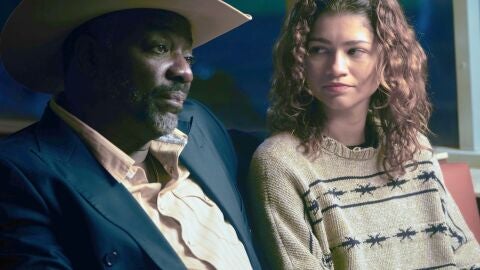 Adewale Akinnuoye-Agbaje y Zendaya como Alamo y Rue en la temporada 3 de Euphoria
