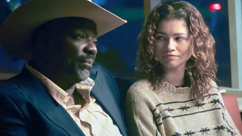 Adewale Akinnuoye-Agbaje y Zendaya como Alamo y Rue en la temporada 3 de Euphoria Adewale Akinnuoye-Agbaje y Zendaya como Alamo y Rue en la temporada 3 de Euphoria