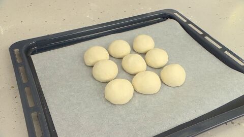 Haz 9 bolas y ponlas en la bandeja de horno