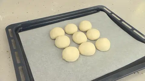 Haz 9 bolas y ponlas en la bandeja de horno Haz 9 bolas y ponlas en la bandeja de horno