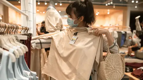 Mujer en una tienda de ropa Mujer en una tienda de ropa