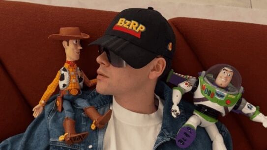 Bizarrap tambi&eacute;n se une a Toy Story 5