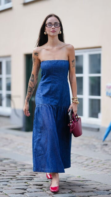 Look denim con un toque de rojo
