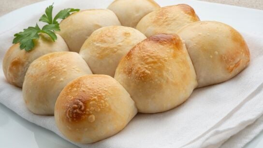 La sencilla receta de pan pav de Joseba Argui&ntilde;ano: mezclar ingredientes, amasar, reposar y al horno
