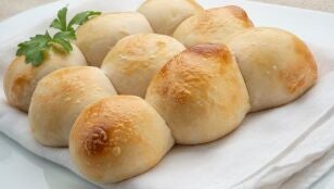 La sencilla receta de pan pav de Joseba Argui&ntilde;ano: mezclar ingredientes, amasar, reposar y al horno
