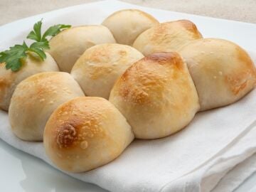 La sencilla receta de pan pav de Joseba Argui&ntilde;ano: mezclar ingredientes, amasar, reposar y al horno