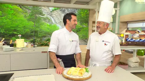 El momento en el que Joseba le da la sorpresa a Arguiñano: "El viernes ves el programa desde el sofá" El momento en el que Joseba le da la sorpresa a Arguiñano: "El viernes ves el programa desde el sofá"