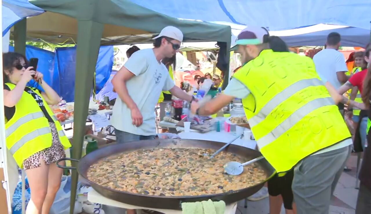 Tiendas de campa&ntilde;a, paella, m&uacute;sica y protestas: "Los docentes valencianos nos tenemos que hacer visibles para que nos escuchen"