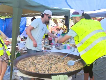 Tiendas de campa&ntilde;a, paella, m&uacute;sica y protestas: "Los docentes valencianos nos tenemos que hacer visibles para que nos escuchen"
