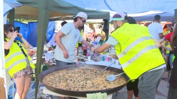 Tiendas de campa&ntilde;a, paella, m&uacute;sica y protestas: "Los docentes valencianos nos tenemos que hacer visibles para que nos escuchen"