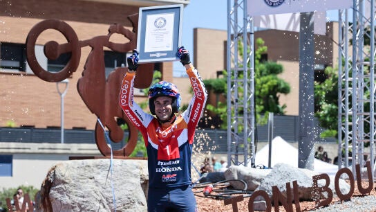 Toni Bou celebra su r&eacute;cord Guinness en la rotonda de Piera