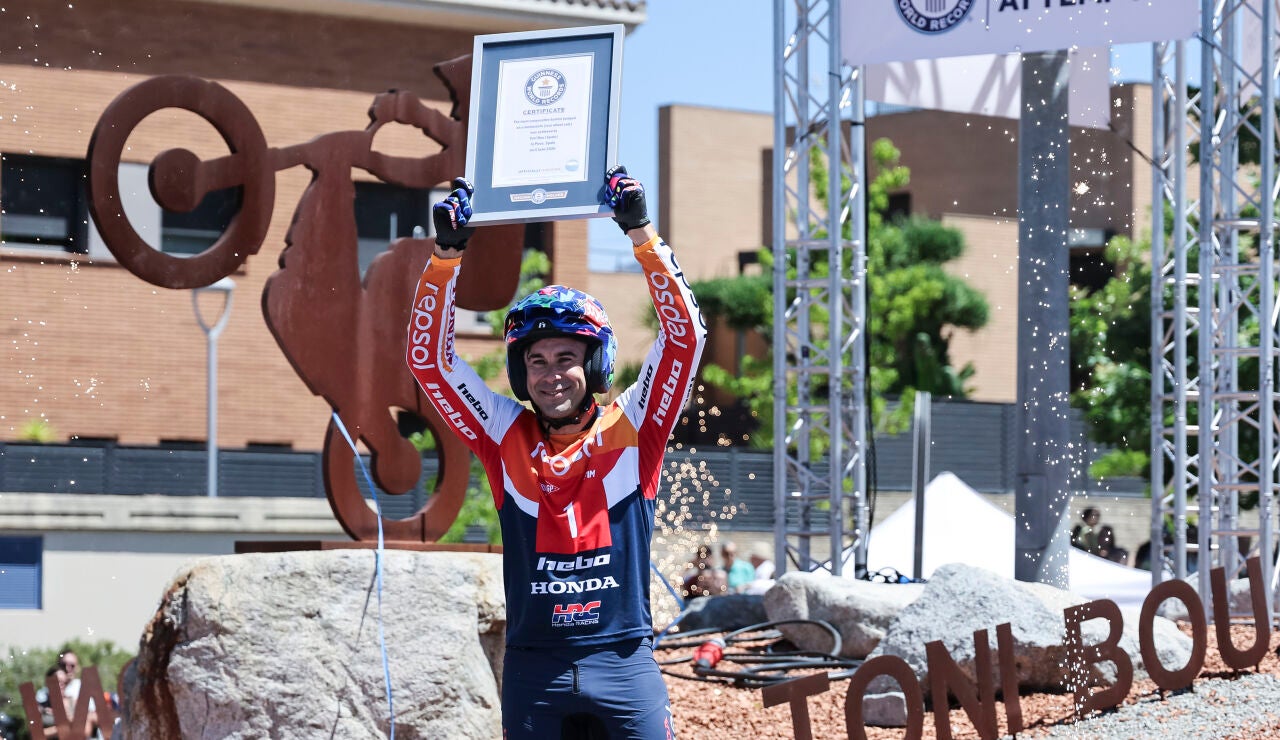 Toni Bou celebra su r&eacute;cord Guinness en la rotonda de Piera