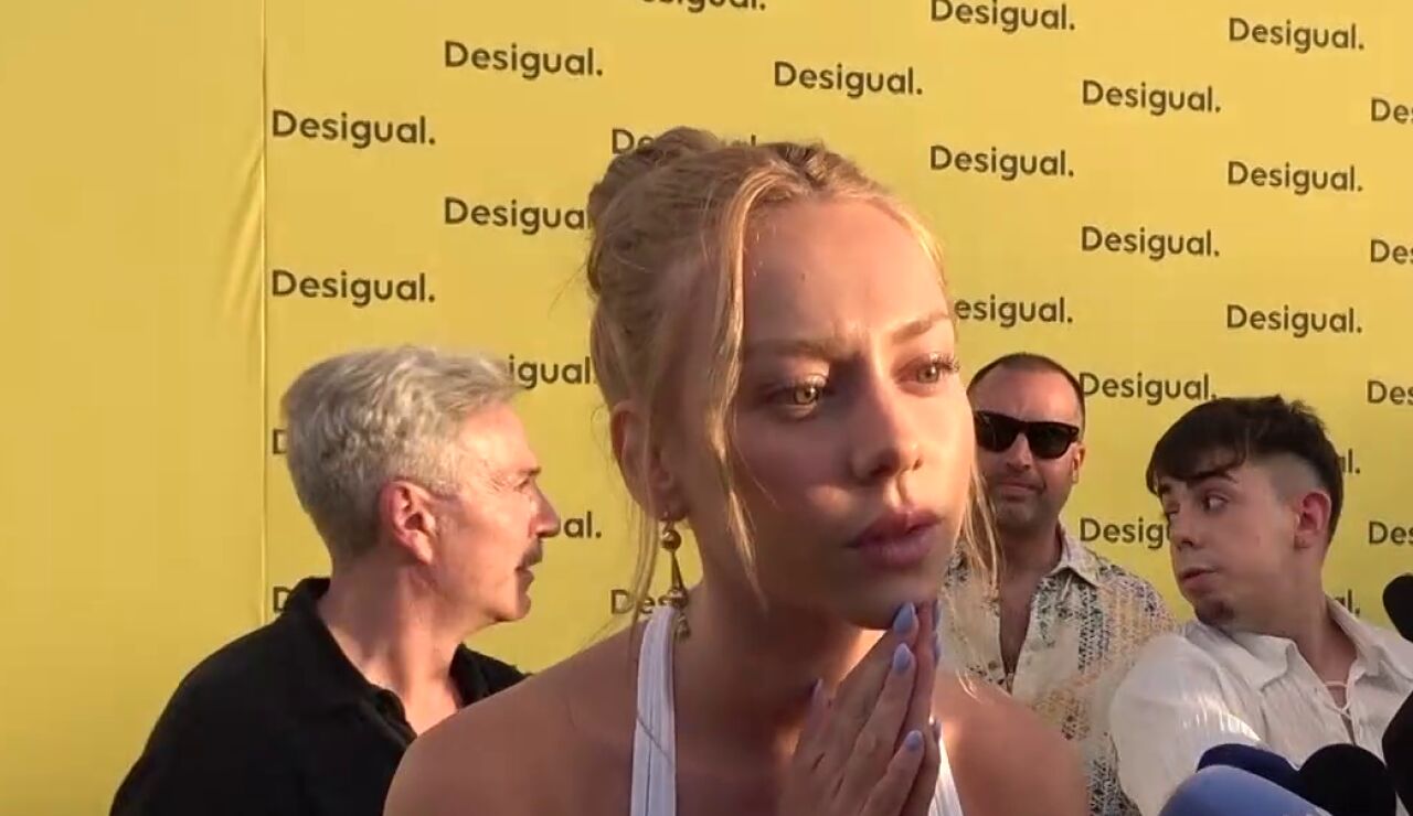 Ester Exp&oacute;sito atendiendo a la prensa
