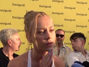Ester Exp&oacute;sito atendiendo a la prensa