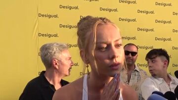 Ester Exp&oacute;sito atendiendo a la prensa