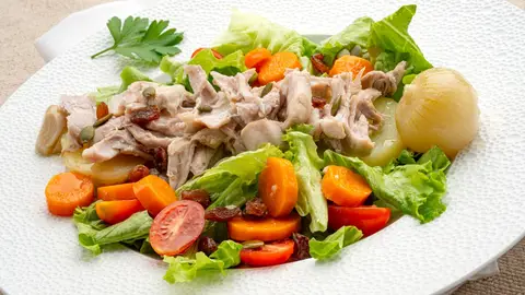 ¡Para los amantes de las ensaladas! Arguiñano elabora una receta de ensalada de carne de conejo en escabeche ¡Para los amantes de las ensaladas! Arguiñano elabora una receta de ensalada de carne de conejo en escabeche