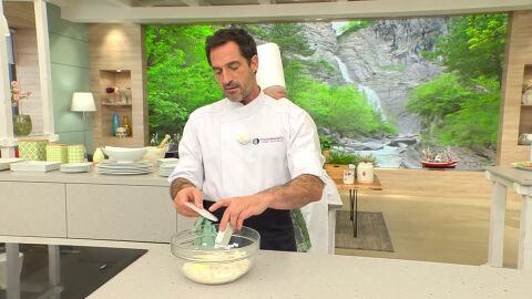 Mezcla bien hasta que se integren todos los ingredientes