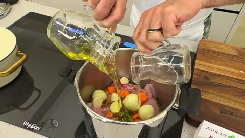 Incorpora el aceite, el vinagre y una pizca de sal Incorpora el aceite, el vinagre y una pizca de sal