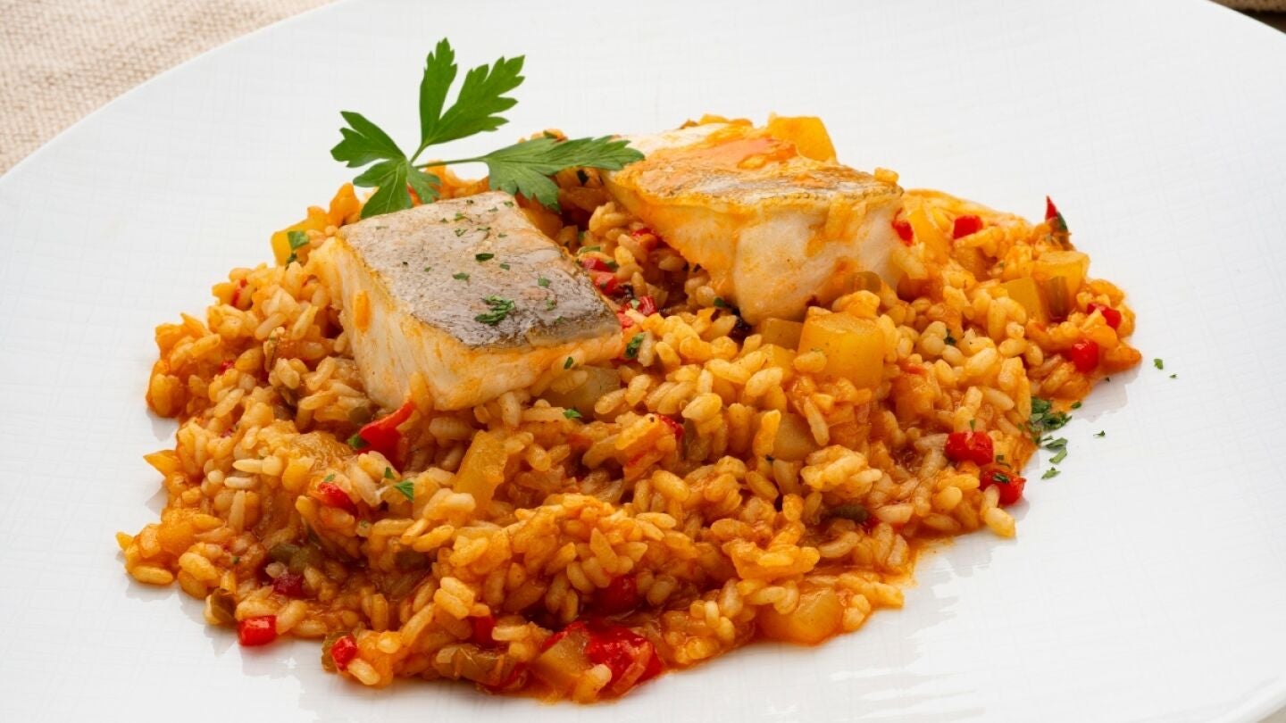 Karlos Argui&ntilde;ano elabora una receta de arroz con bacalao en honor a Vicenta