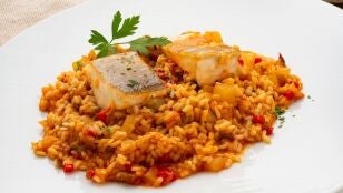 Karlos Argui&ntilde;ano elabora una receta de arroz con bacalao en honor a Vicenta