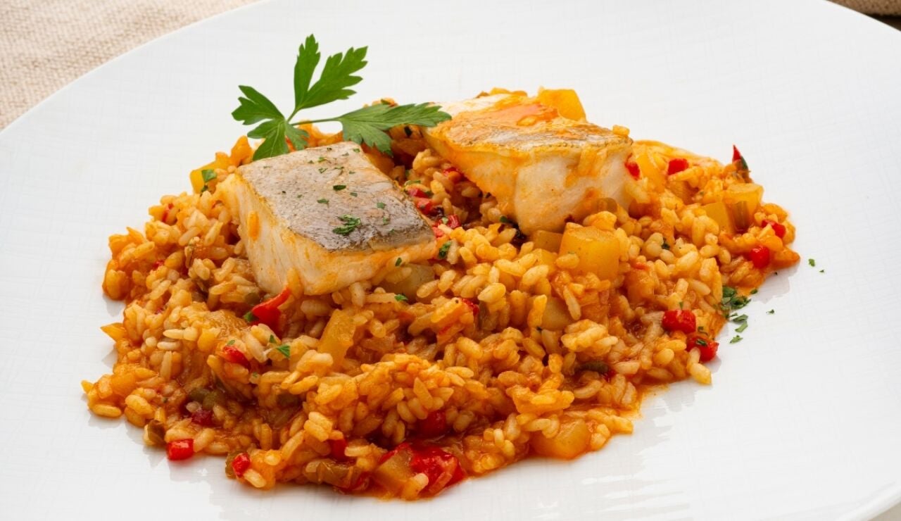 Karlos Argui&ntilde;ano elabora una receta de arroz con bacalao en honor a Vicenta