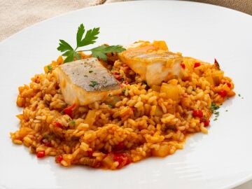 Karlos Argui&ntilde;ano elabora una receta de arroz con bacalao en honor a Vicenta