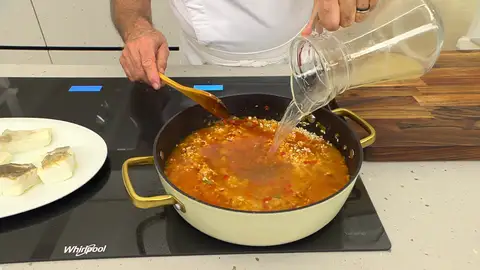 Vierte el caldo Vierte el caldo