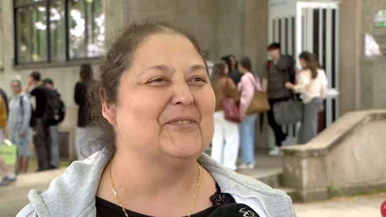 Una madre se examina de la PAU con su hijo Una madre se examina de la PAU con su hijo