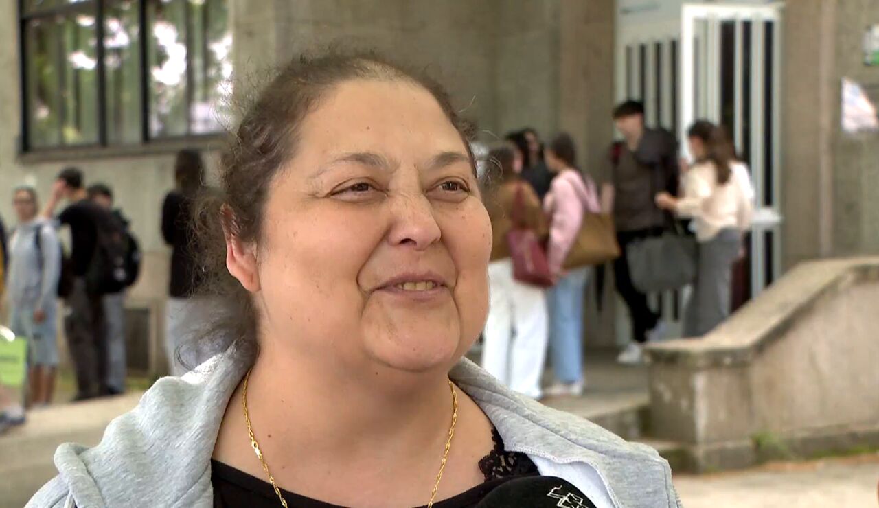 Una madre se examina de la PAU con su hijo