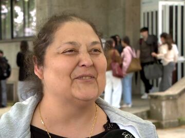 Una madre se examina de la PAU con su hijo