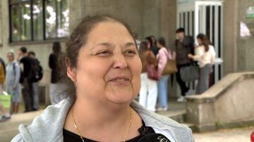 Una madre se examina de la PAU con su hijo